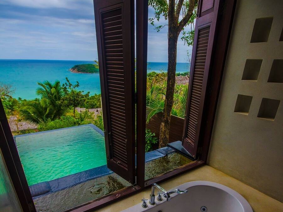 Deluxe Pool Villa Ocean View | Bathroom | Separate tub and shower, rainfall showerhead, free toiletries
