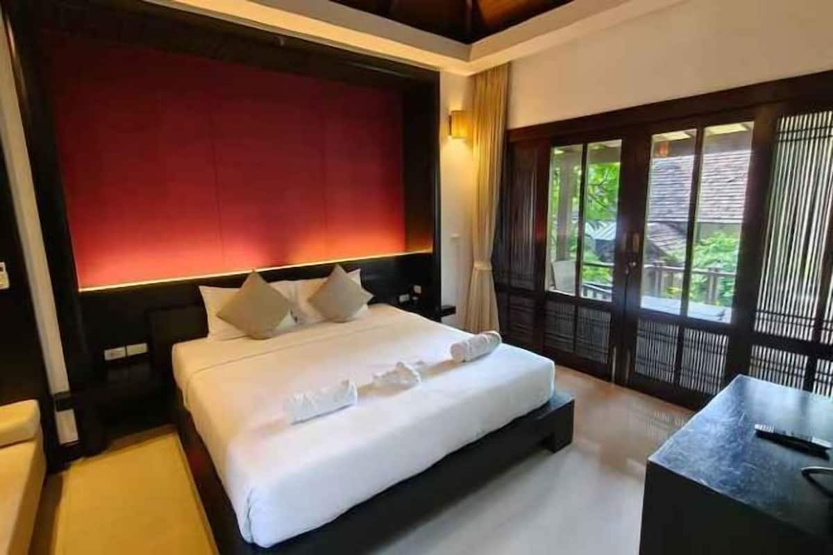 客房内保险箱、办公桌、遮光窗帘、折叠床/加床(额外收费)