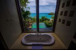 Deluxe Pool Villa Ocean View | 浴室 | 独立的浴缸和淋浴、大花洒淋浴喷头、免费洗浴用品、吹风机