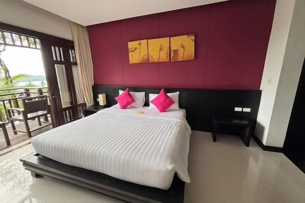 3 bedrooms, in-room safe, desk, blackout curtains