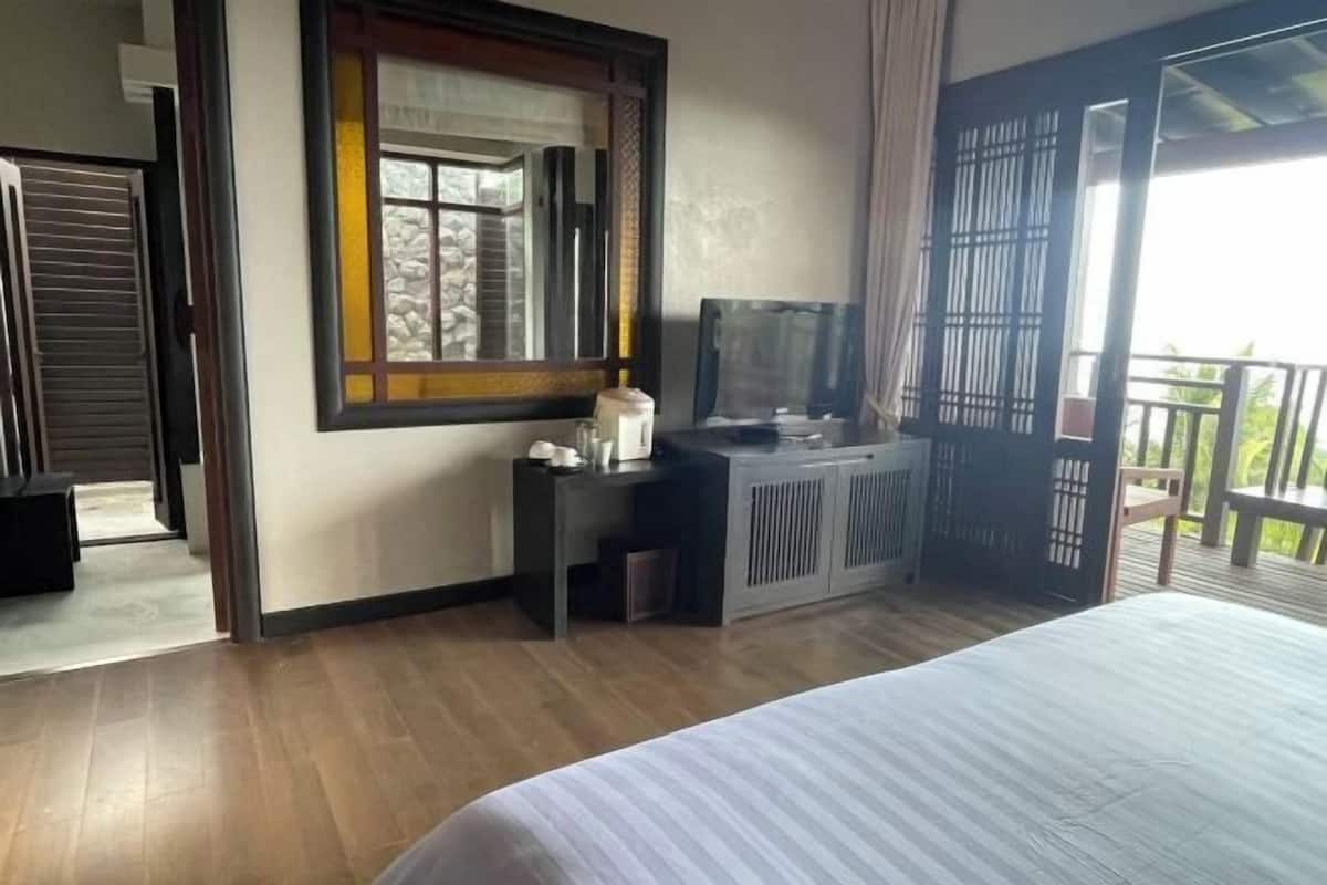 3 bedrooms, in-room safe, desk, blackout curtains