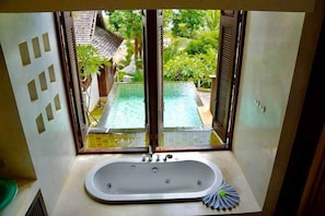 Deluxe Pool Villa | Salle de bain | Baignoire et douche séparées, douche cascade