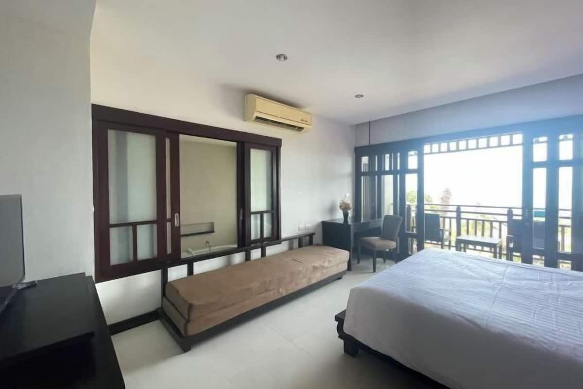 3 bedrooms, in-room safe, desk, blackout curtains
