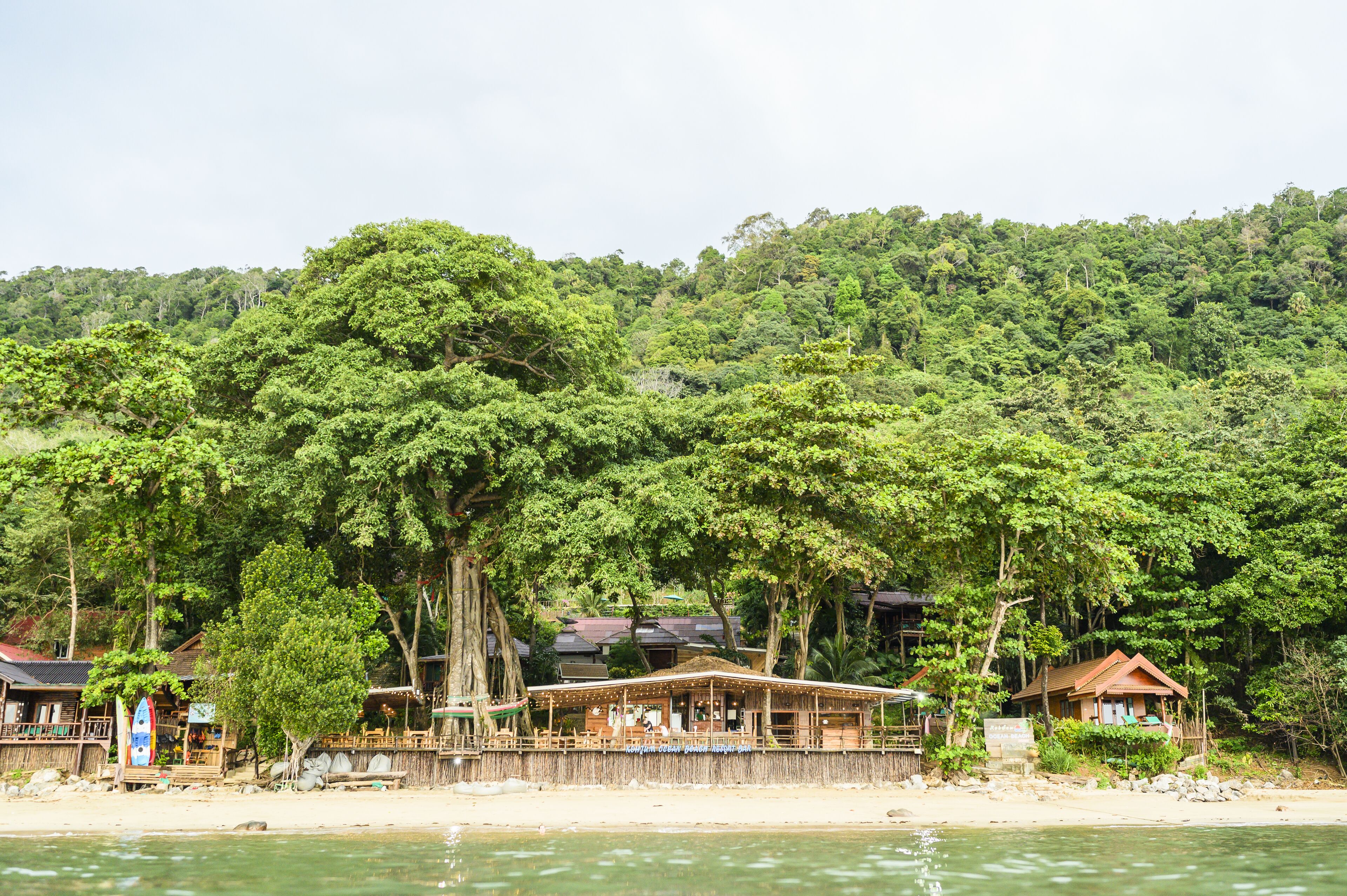 บนชายหาด, เก้าอี้อาบแดด, ร่มชายหาด, ผ้าเช็ดตัวชายหาด