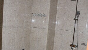 Habitación individual | Baño | Regadera, amenidades de baño gratuitas, toallas 