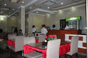 Se sirven desayunos, almuerzos y cenas; cocina local e internacional