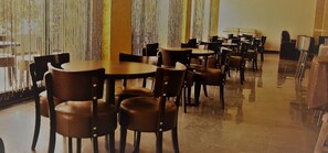 供應早餐、午餐、晚餐；本地及多國菜