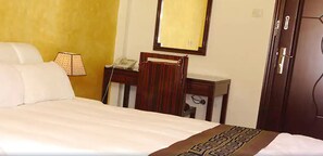 Frigobar, cofres nos quartos, escrivaninha, cortinas blackout