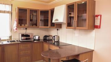 Réfrigérateur, micro-ondes, plaque de cuisson, cafetière/bouilloire