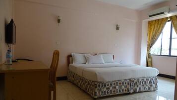 Hypo-allergenic bedding, in-room safe, individually decorated, desk