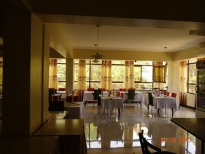 บริการอาหารเช้า อาหารกลางวัน อาหารเย็น, อาหารท้องถิ่นและนานาชาติ