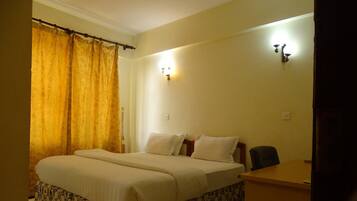 Ropa de cama hipoalergénica y caja de seguridad en la habitación