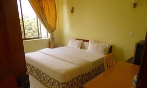 Hypo-allergenic bedding, in-room safe, individually decorated, desk - Panama Inn (Moshi)