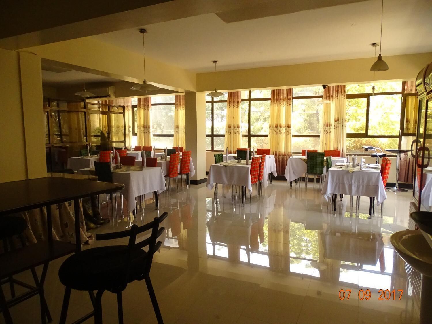 Frokost, lunsj og middag serveres, lokale og internasjonale retter 