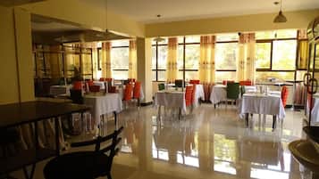 Se sirven desayunos, comidas, cenas y cocina local e internacional