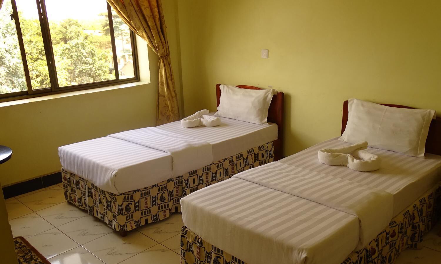 Hypo-allergenic bedding, in-room safe, individually decorated, desk