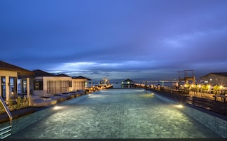 Una piscina al aire libre, sombrillas, tumbonas