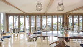 Almoço, jantar e brunch aos fins de semana; culinária tailandesa