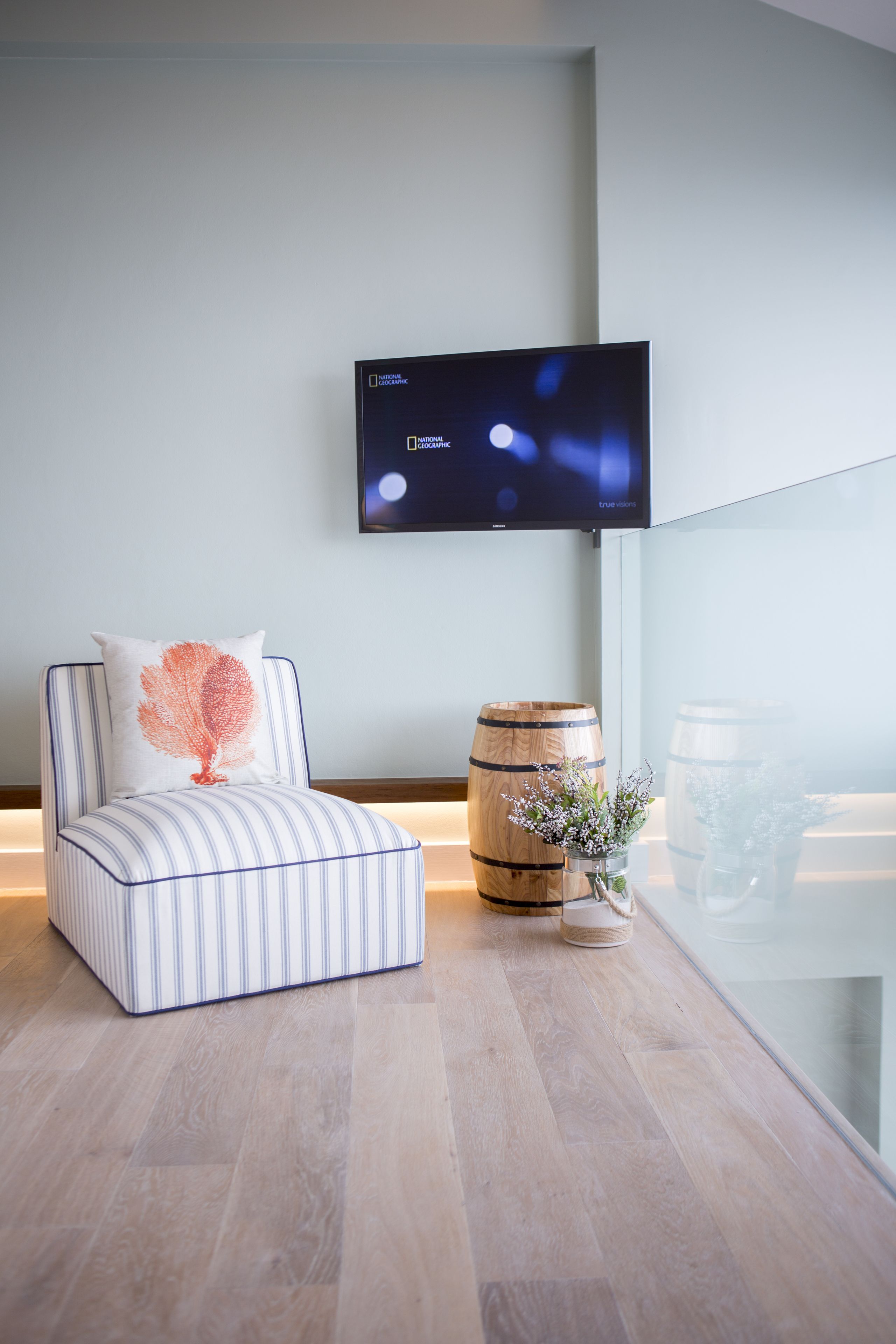 kept horizon suite | living area | 32-inch lcd tv with cable channels, tv