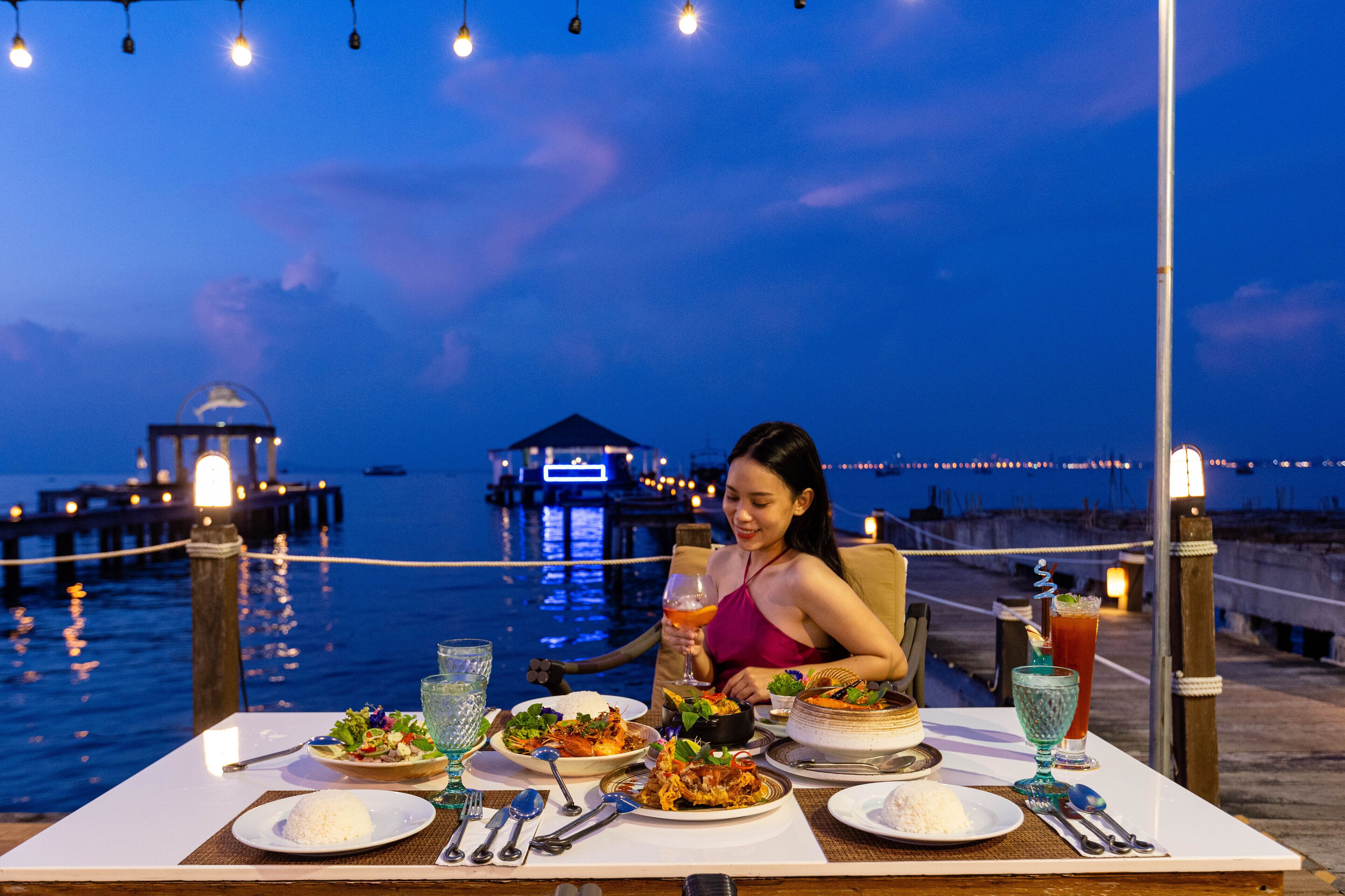 Almoço, jantar e brunch aos fins de semana; culinária tailandesa 