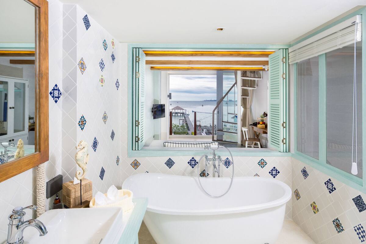 kept horizon suite | bathroom | free toiletries, hair dryer, slippers, bidet