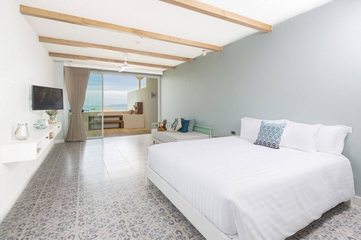 Premium bedding, minibar, in-room safe, desk