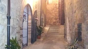 Majoituspaikan julkisivu illalla/yöllä