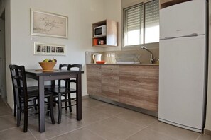 Fridge, microwave, stovetop, coffee/tea maker - Keshet Eilon Villas and Suites (Mateh Asher)