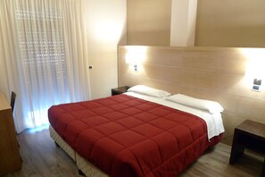 Kamar Double atau Twin | Seprai premium, brankas, meja kerja, dan kedap suara