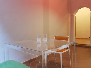 Apartment, 2 Schlafzimmer | Essbereich im Zimmer