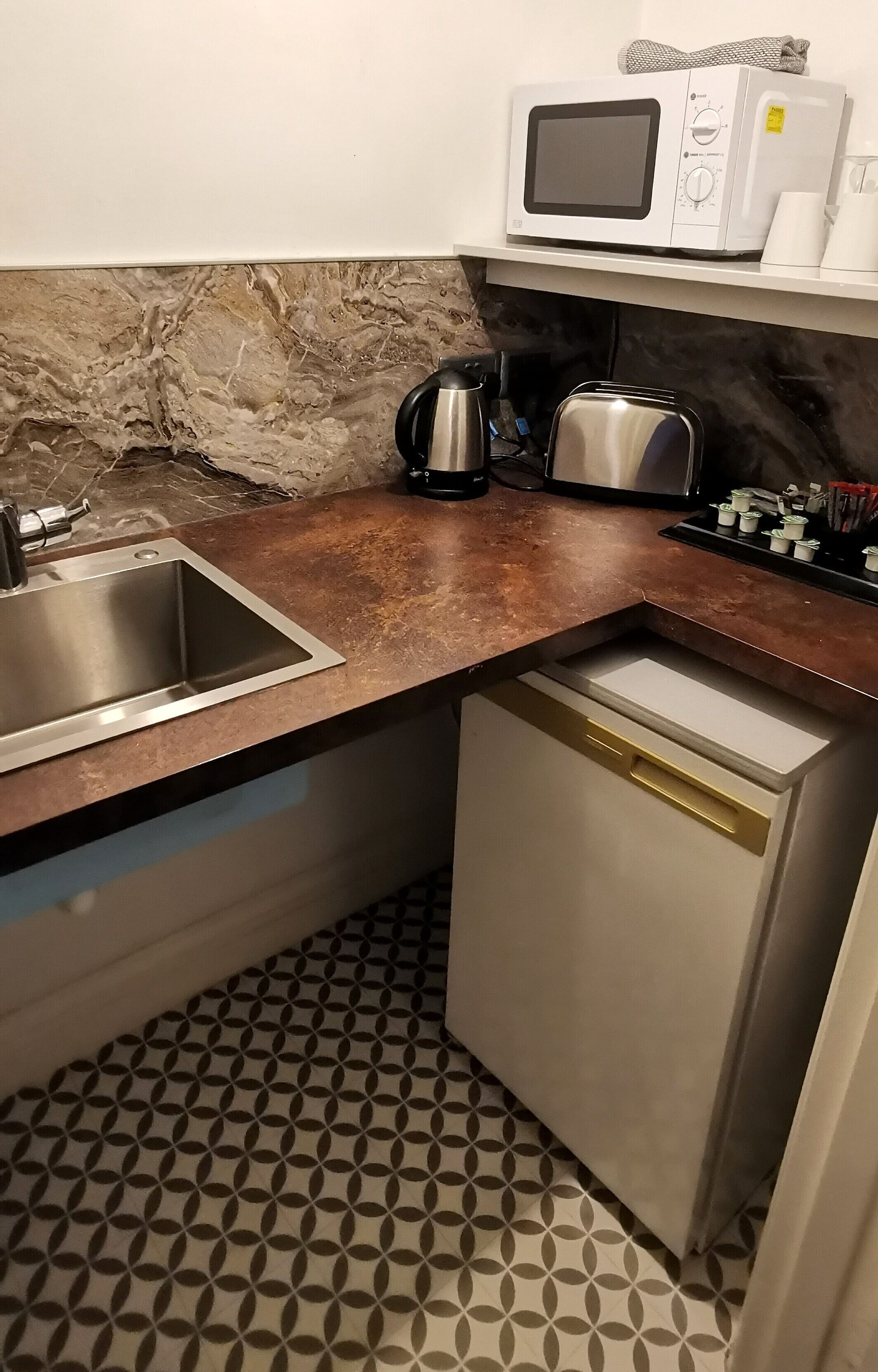 comfort suite, annex building | private kitchenette | coffee/tea maker, electric kettle