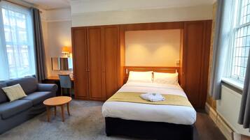 Comfort Suite, Annex Building | Desk, iron/ironing board, cribs/infant beds, free WiFi