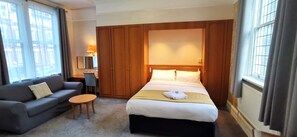 Comfort suite, bijgebouw | Een bureau, een strijkplank/strijkijzer, babybedden (toeslag)