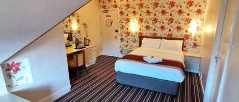 1 chambre, bureau, fer et planche à repasser, lits bébé (en supplément)