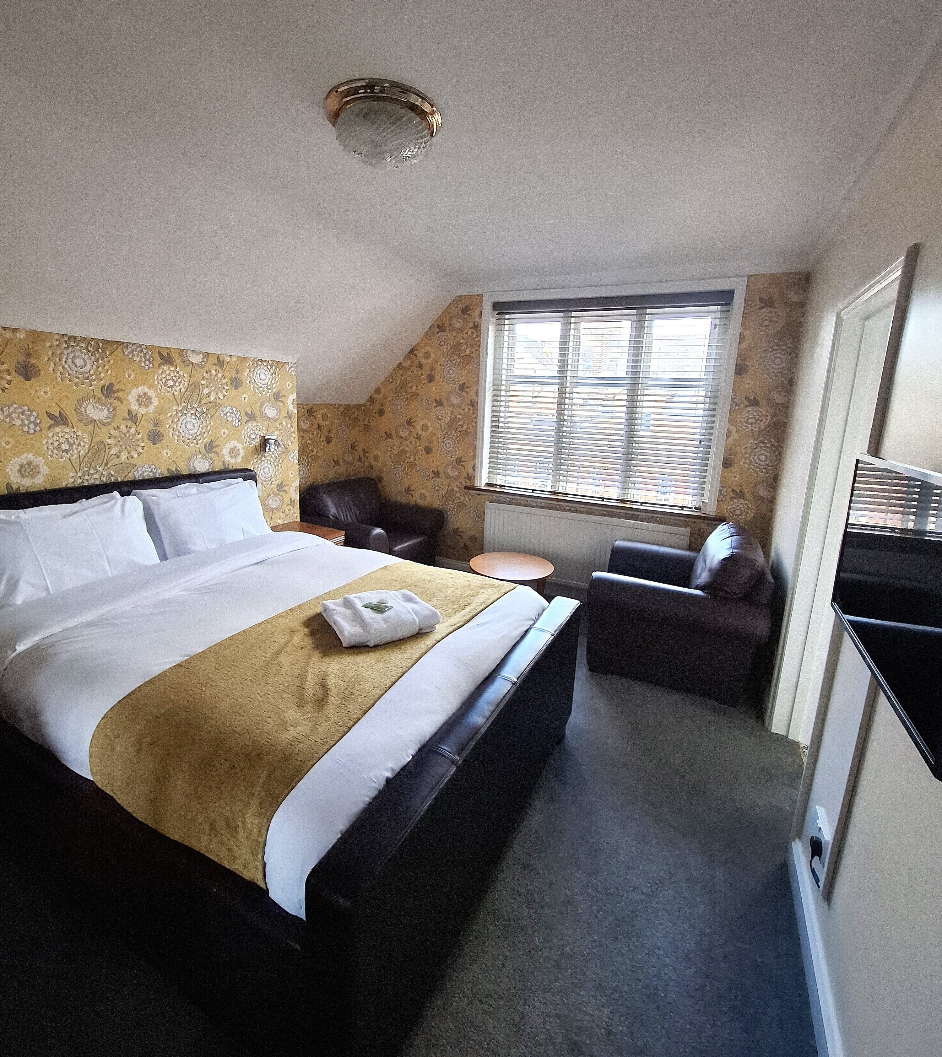 comfort suite, annex building | 1 bedroom, desk, iron/ironing board, cots/infant beds