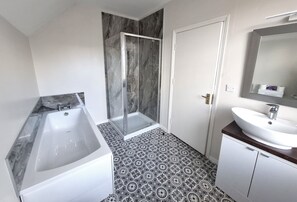 Suite Confort, dans les dépendances | Salle de bain