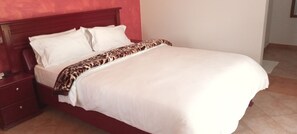 Minibar, bureau, fer et planche à repasser, lits bébé (gratuits)