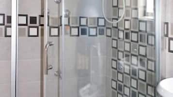 Dusche, kostenlose Toilettenartikel, Haartrockner, Handtücher
