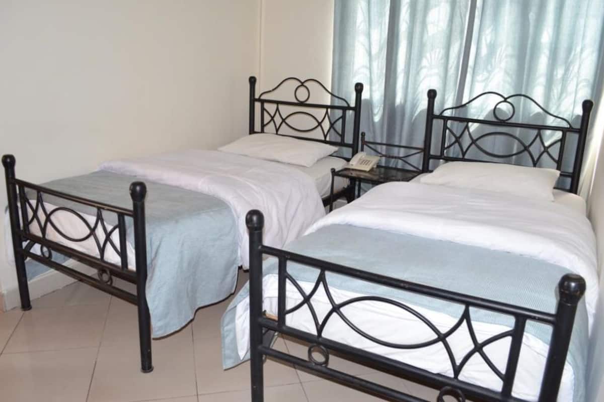 Twin Room | In-room safe, desk, iron/ironing board (on request), WiFi (free)