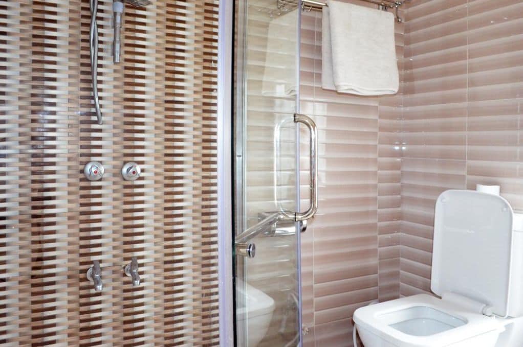 Chuveiro, produtos de toalete grátis