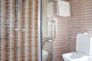 シャワー、バスアメニティ (無料)、ヘアドライヤー、タオル