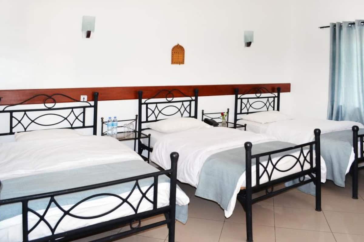 Triple Room | In-room safe, desk, iron/ironing board (on request), WiFi (free)