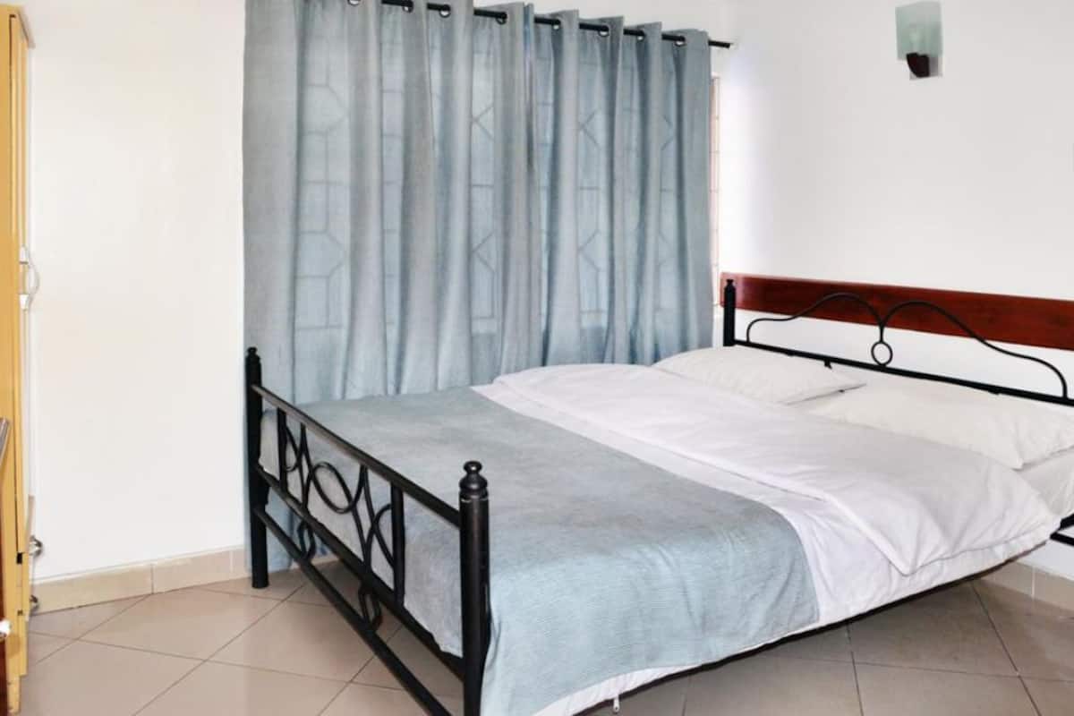 Standard Double Room | In-room safe, desk, iron/ironing board (on request), WiFi (free)