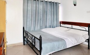 スタンダード ダブルルーム | セーフティボックス (室内)、デスク、アイロン / アイロン台、WiFi (無料)