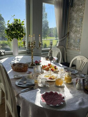 Gratis frukost enligt egen beställning på helger