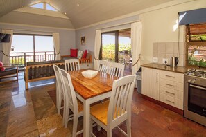 Luxe chalet, 2 slaapkamers | Woonkamer | Flatscreentelevisie