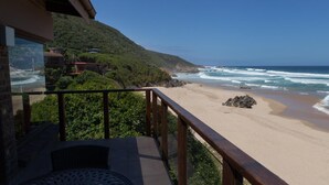 A balcony with a view of a beach and ocean. - ArchRock Resort (Keurboomstrand)