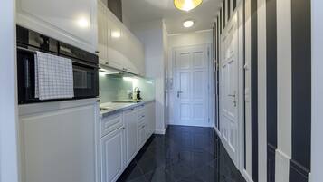 Premium-Studio, 1 King-Bett, Küche, Stadtblick | Eigene Küche | Kühlschrank, Mikrowelle, Ofen, Herdplatte