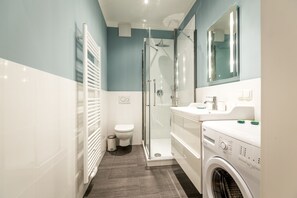 Apartamento superior, 1 cama de matrimonio grande, accesible para personas con discapacidad, cocina | Baño | Ducha y cabezal de ducha tipo lluvia