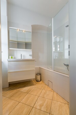 Family Apartment, 1 Bedroom, Accessible, Courtyard Area | Bathroom